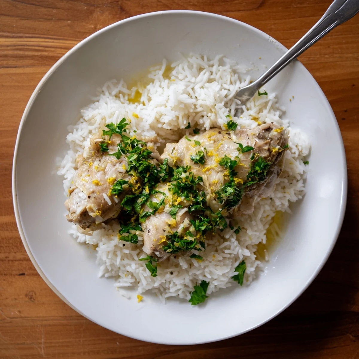 Slow Cooker Lemon Herb Chicken With Fluffy Rice in a cozy kitchen setting, garnished with fresh parsley and lemon slices.  